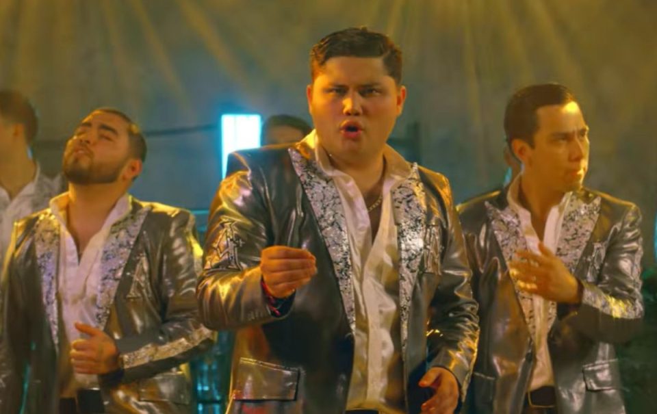 "Descuidé" de La Arrolladora Banda El Limón