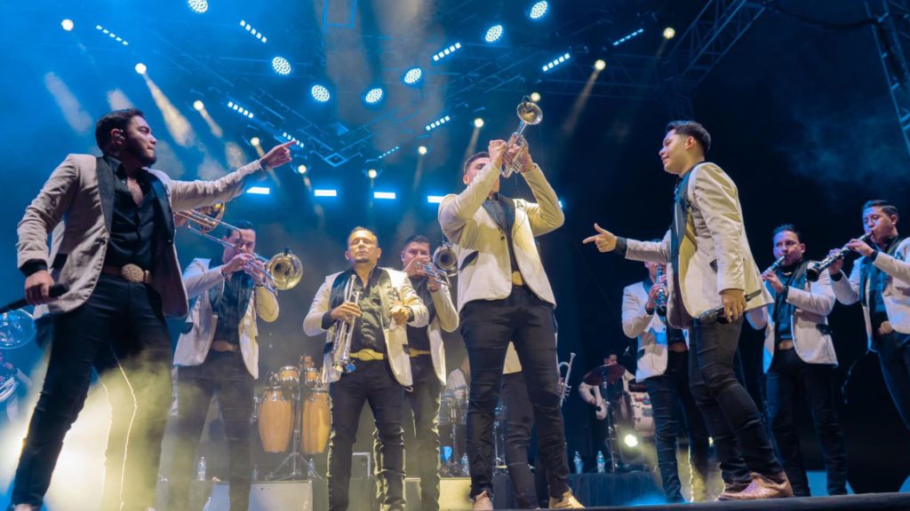 La Arrolladora Banda el Limón LA 98.1 SOMOS BANDA