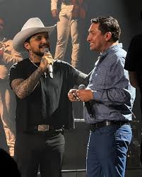 Christian Nodal sorprendió al cantar junto a Julión Álvarez la 98.1 somos banda