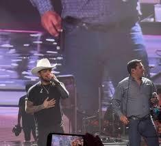 Christian Nodal sorprendió al cantar junto a Julión Álvarez la 98.1 somos banda